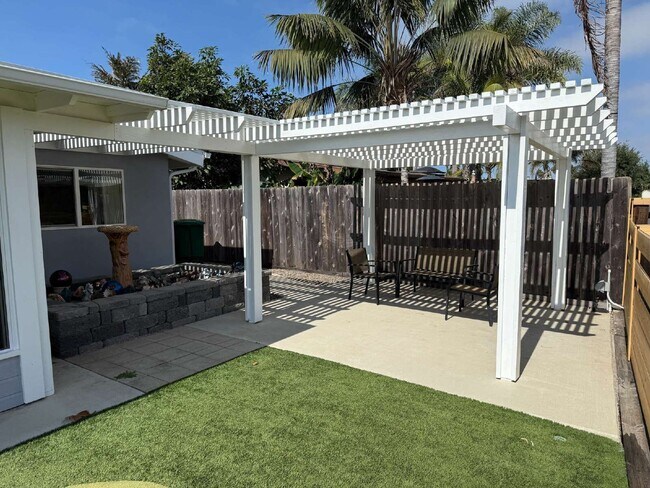 Building Photo - 5360 El Arbol Dr
