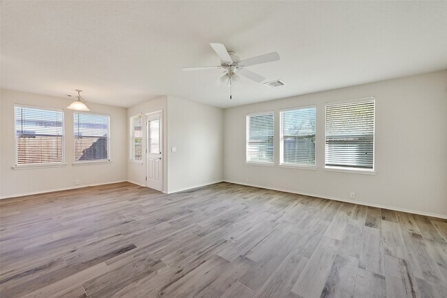 Building Photo - 827 Honeysuckle Vine Dr