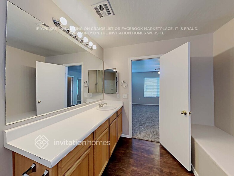 Building Photo - 4134 E Baylor Ln