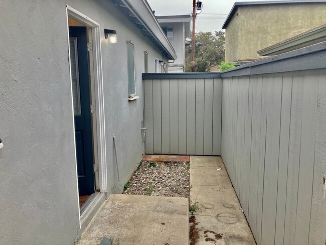 Building Photo - 1 Bed/1 Bath Pacific Beach