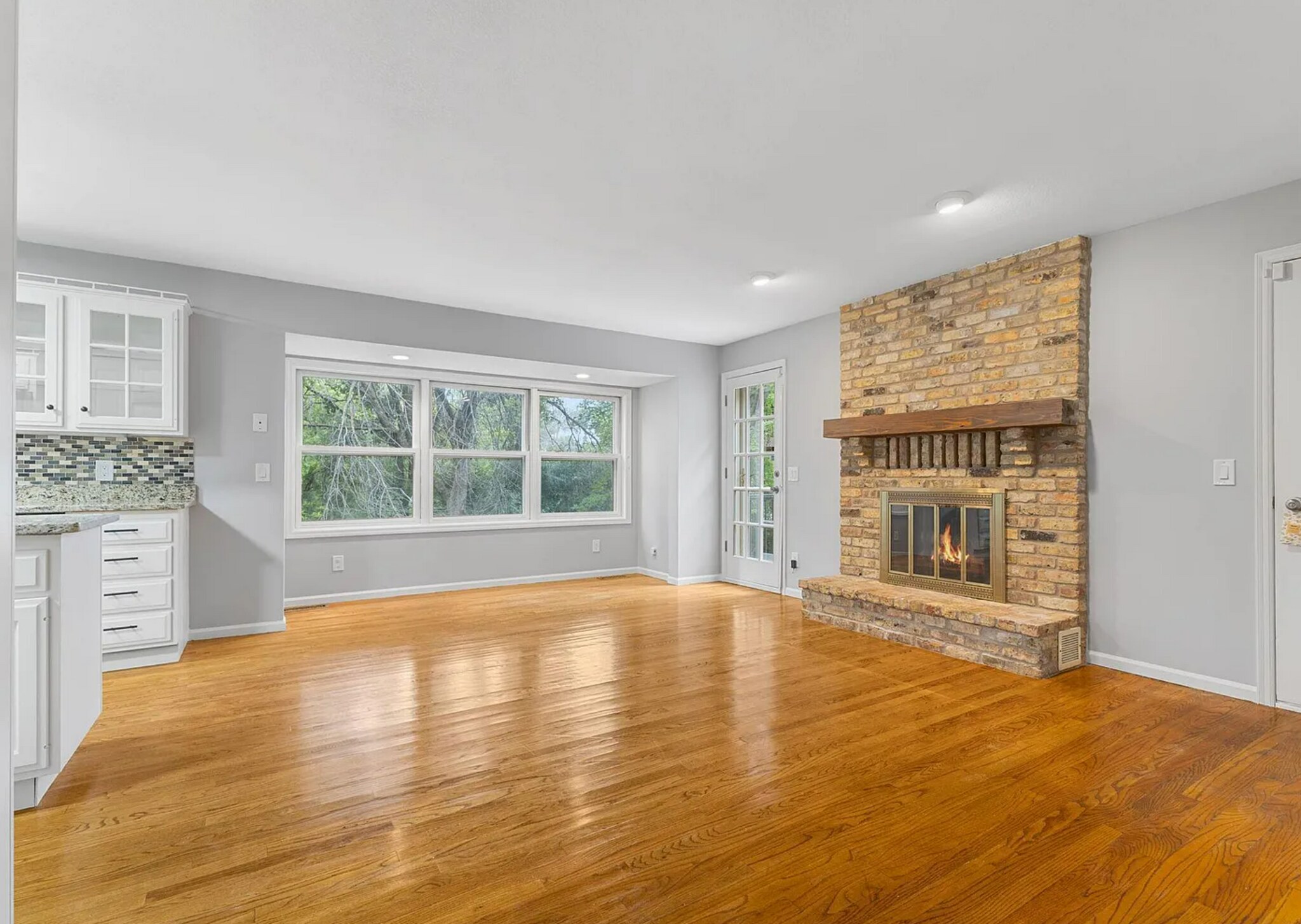 Building Photo - 1900 Vernon Dr S