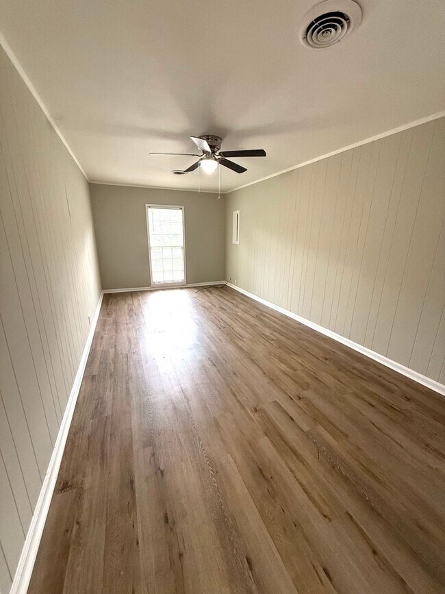 Building Photo - ** 3 bed 2 bath located off Atlanta Hwy **...