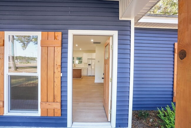 Building Photo - Spacious 3 Bedroom Home with Bonus Suite i...