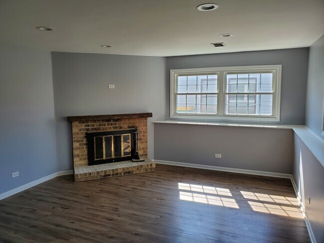 Building Photo - 8 E Harbor Dr