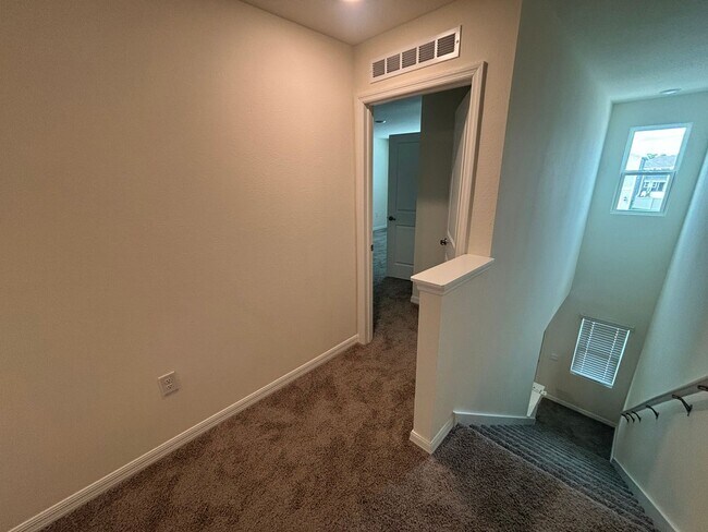 Building Photo - Amazing Location! Town House with Garage I...