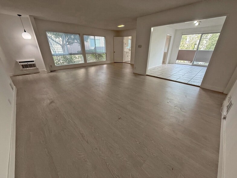 Building Photo - 833 S Plymouth Blvd