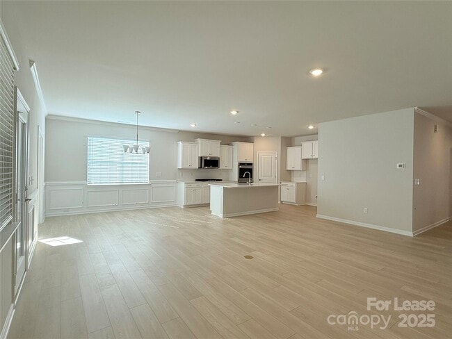 Building Photo - 6436 Fairfax Ct