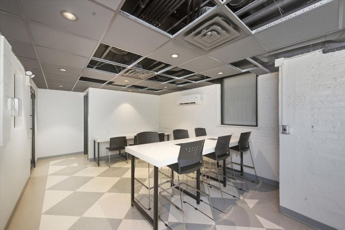 Building Photo - 1140 N La Salle Dr