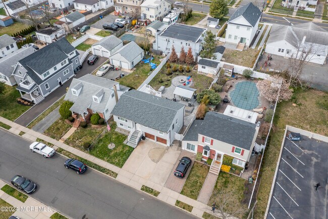 Building Photo - 718 19th Ave