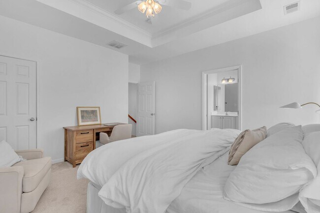Building Photo - Beautiful 3-level 3 BR 2.5BA Townhome in P...
