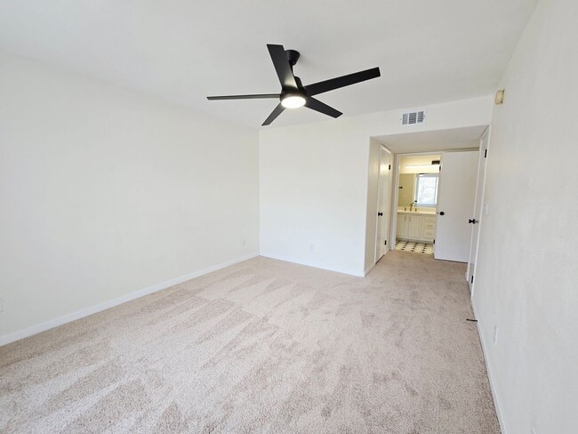 Building Photo - RENOVATED 2BD/2BA NEAR STRIP!