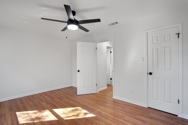 Building Photo - 6909 Woodhue Dr