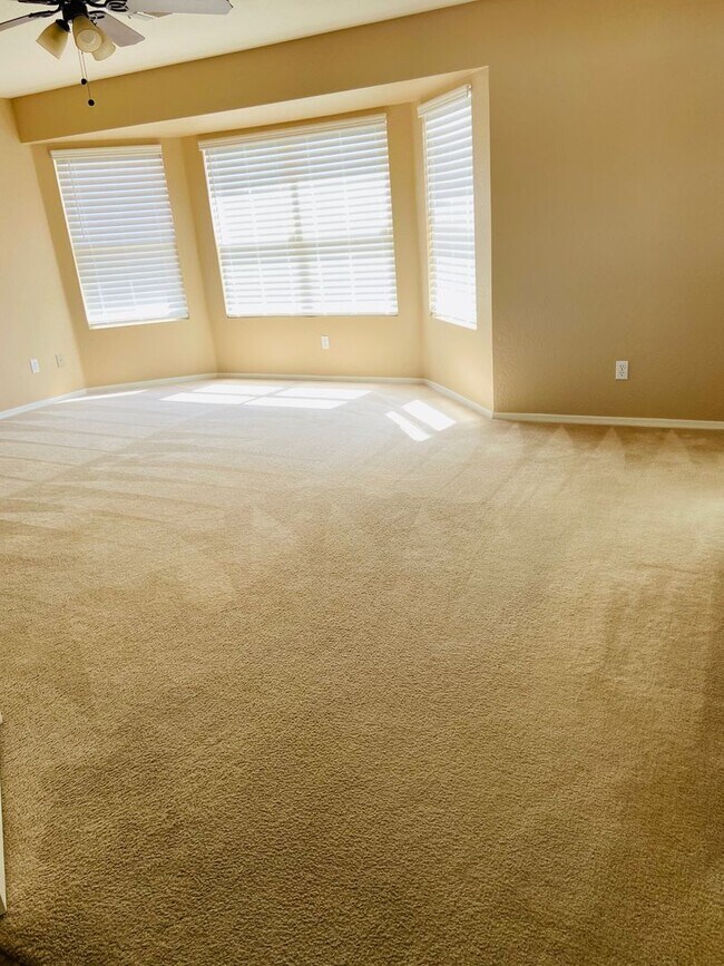 Building Photo - 5 bedroom 3 bath Remolded home Ready to move in!