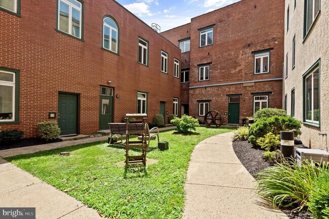 Building Photo - 130-36 N Bread St