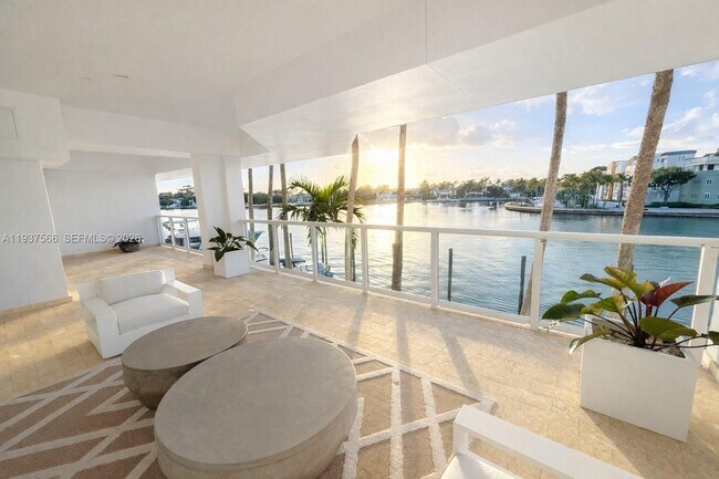 Building Photo - 5900 Collins Ave