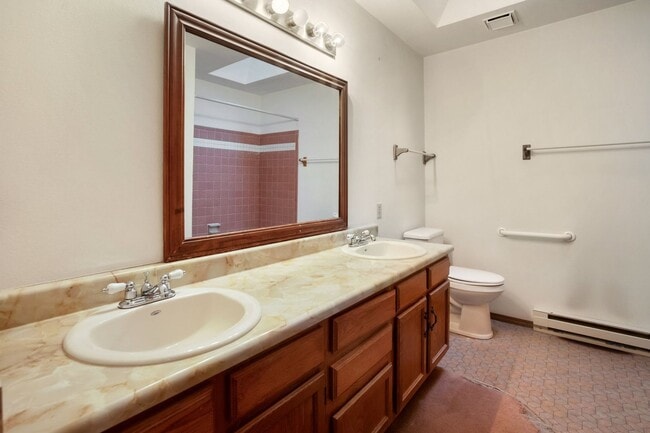 Building Photo - Move In Ready Unit on Greenway! For sale OR Rent whichever comes first!