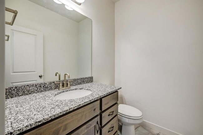 Building Photo - 803 N Hilltop Dr