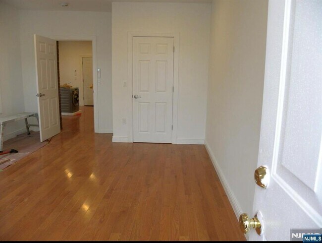 Building Photo - 43 Ridgewood Blvd E