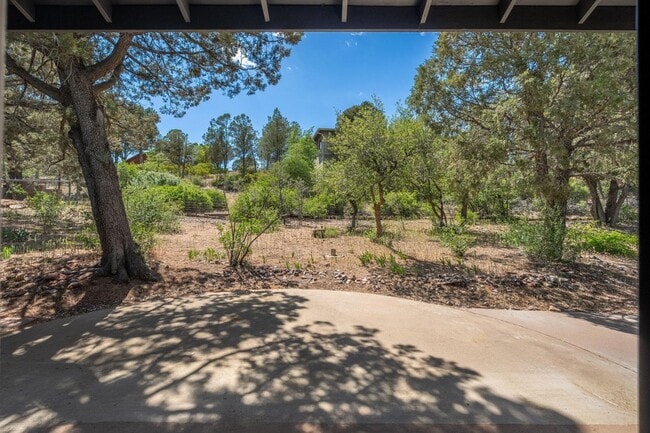 Building Photo - 908 S Manzanita Dr