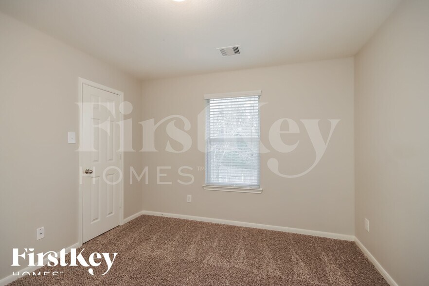 Building Photo - 16426 Rudder Dr