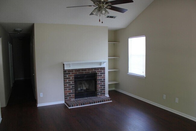 Building Photo - Charming 3 bedroom, 2 bath Home Located in...