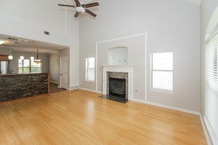Building Photo - 450 Green Willow Cove