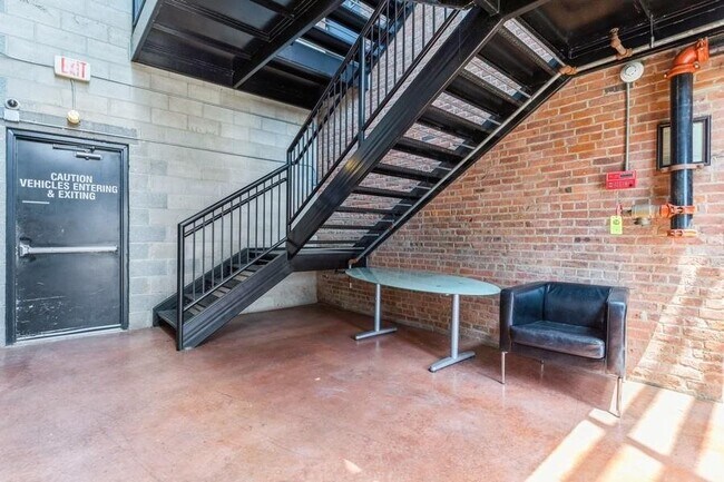Building Photo - 704 Grand St