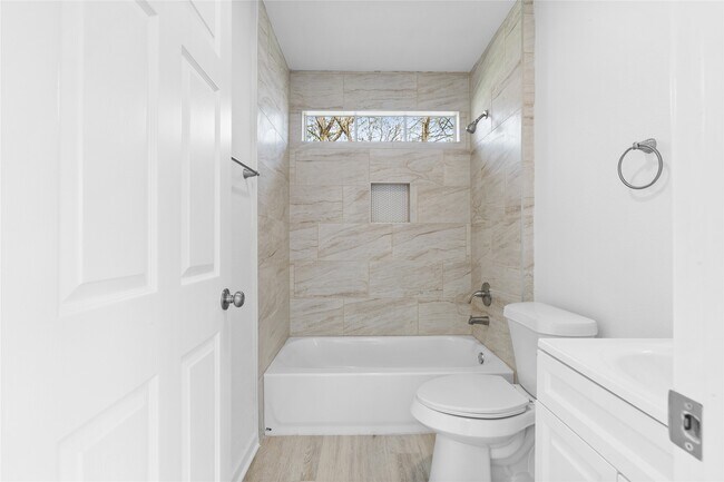 Building Photo - 16643 Lake Cir