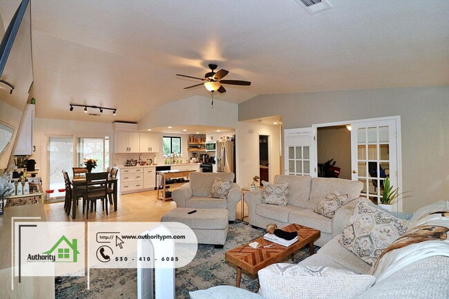 Building Photo - 705 Country Oak Dr