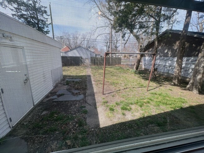 Building Photo - 2 Bedroom, 1 Bath home with 1 car garage