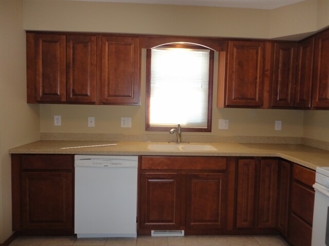 Building Photo - 2267 Poinsettia Street