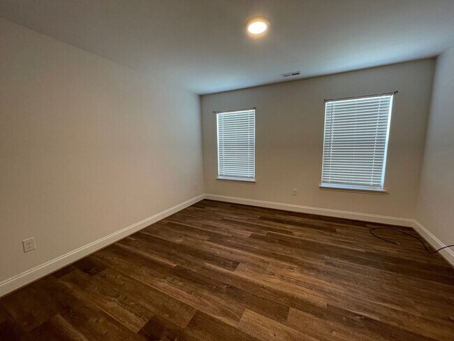 Building Photo - Sign a 12-month lease now and receive the ...