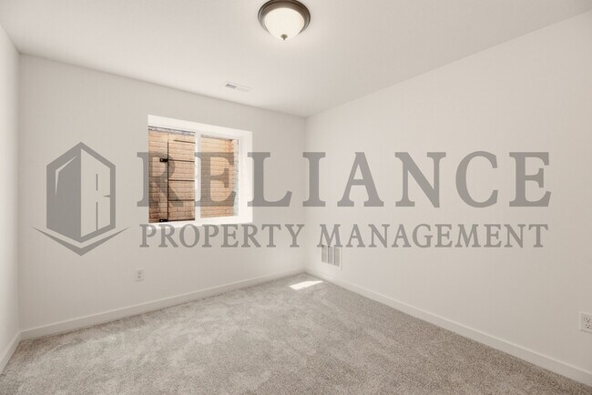 Building Photo - 5243 N Pinecrest Ct