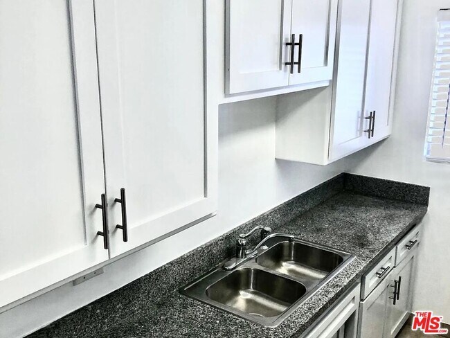 Building Photo - 1015 N Edinburgh Ave