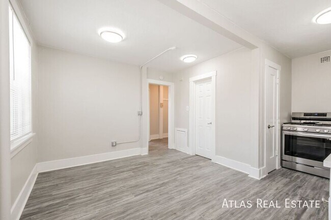 Building Photo - 970 N Pearl St