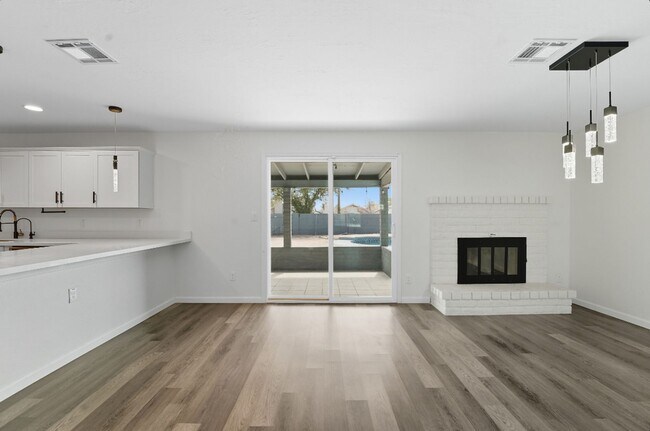 Building Photo - Beautiful Glendale Home With Pool!