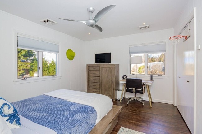 Building Photo - 89 Pantigo Rd