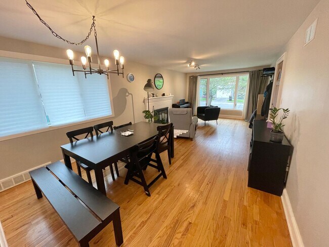 Building Photo - Elegant Three Bedroom Ravenna Home