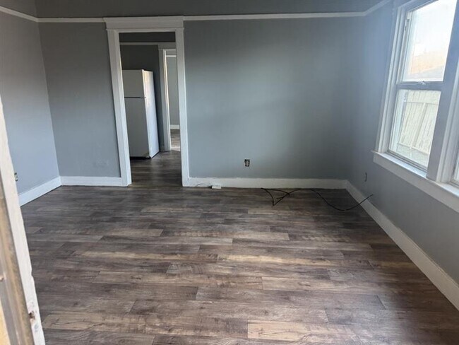 Building Photo - 333 W 9th St