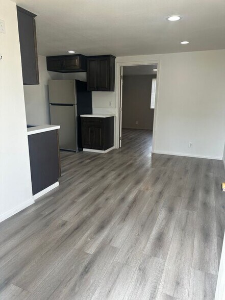 Building Photo - 931 E 6th St