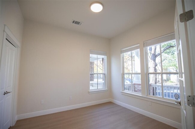 Building Photo - 1913 Littlefield St