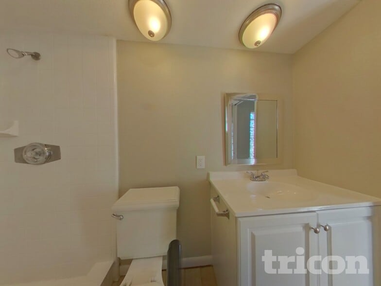 Building Photo - 1337 Hamlin Dr