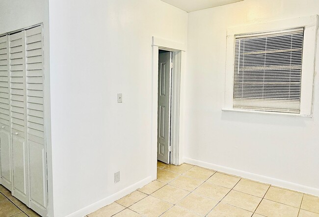 Building Photo - Renovated Art Deco Beauty!