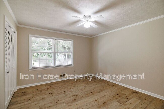 Building Photo - 1110 Maple Cir