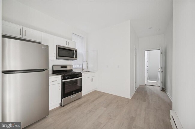 Building Photo - 1418 W Erie Ave