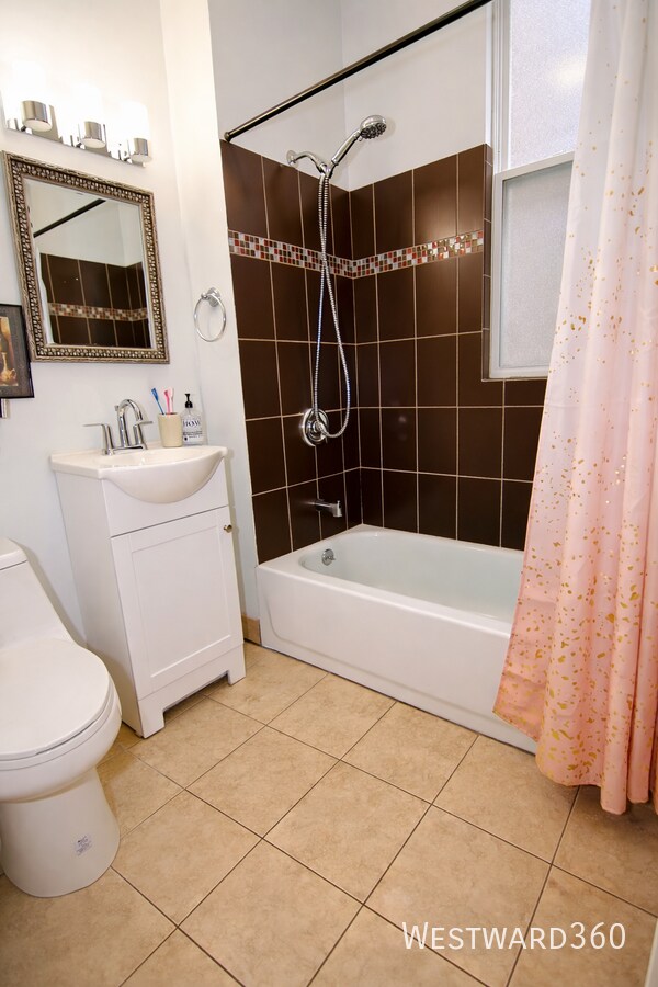 Building Photo - 1339 N Western Ave