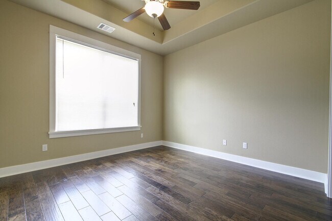 Building Photo - UT PRE-LEASE: Wood Floors, North Campus, Large Living Space, 2011 Construction, Custom High End K...
