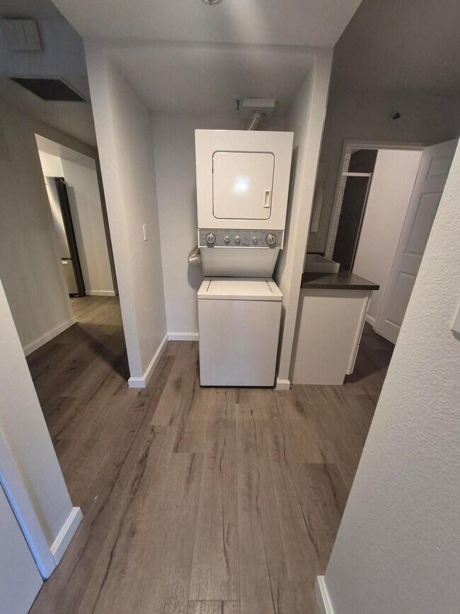 Building Photo - 600 W 9th St