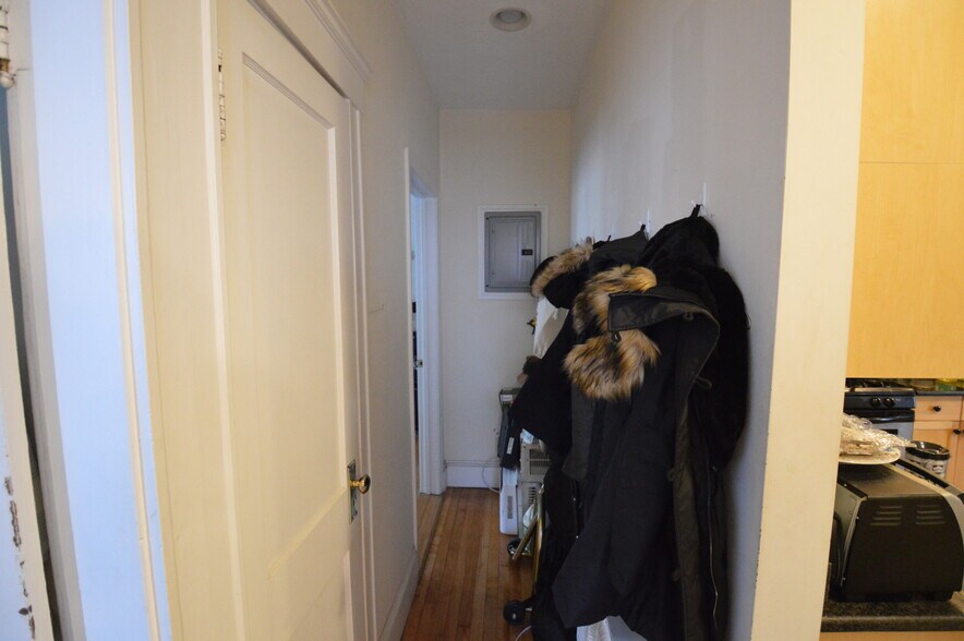 Building Photo - 69 Babcock St