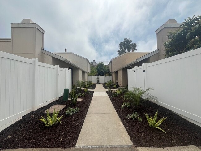 Building Photo - Upgraded, 2BD/2BA in Park Place: 1 Car Gar...